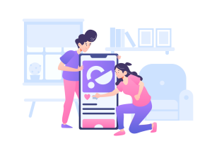 llustration von zwei Frauen, die gemeinsam vor einem großen Bildschirm mit Synchronisationssymbol arbeiten, im Hintergrund ein Sofa und ein Regal – Darstellung digitaler Zusammenarbeit für Kleinunternehmen. Preise, Rechnungen schreiben programm